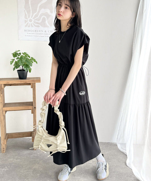 《JaVaジャバコラボ》リラクシーな抜け感♪ロゴ刺繍入りドロスト使いティアードロングワンピース jv1260373