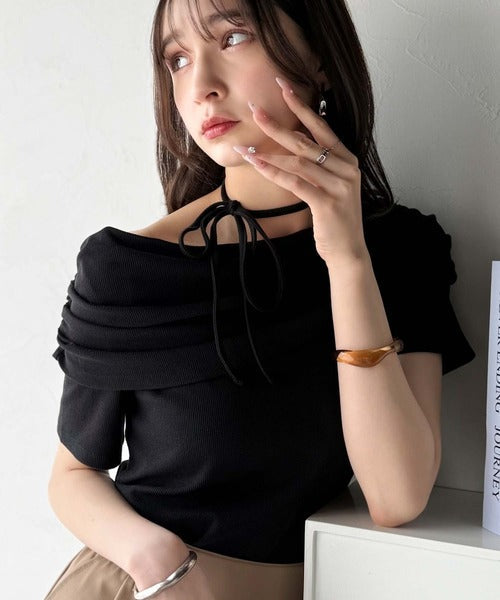視線を奪う、美デコルテ。華奢見えを叶える、絶妙ドレープが◎ タイ付き五分袖オフショルトップス ce1240086