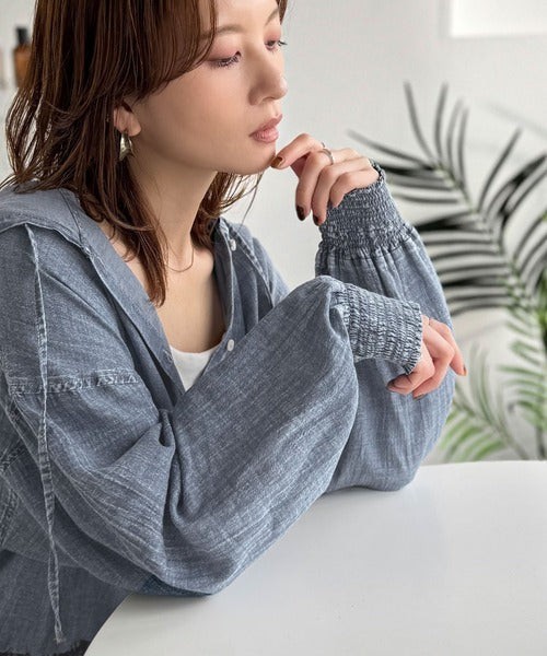 《JaVaジャバコラボ》軽やかに、さらりと。コットン100％フード付き袖シャーリングシアーデニムシャツ（長袖） jv1010600