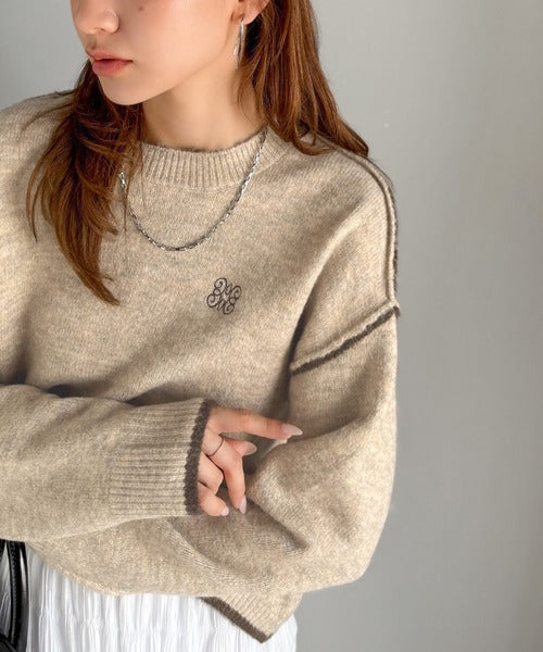 【mily bilet】シンプルながらも個性が引き立つ。アウトリンキング胸刺繍ミックスニット mi1329038