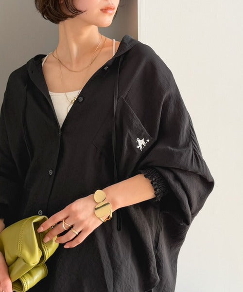 【接触冷感機能付き】冷感＆シアー素材で涼しく彩る。胸刺繍フード付きシアーシャツ（長袖） ce1070209