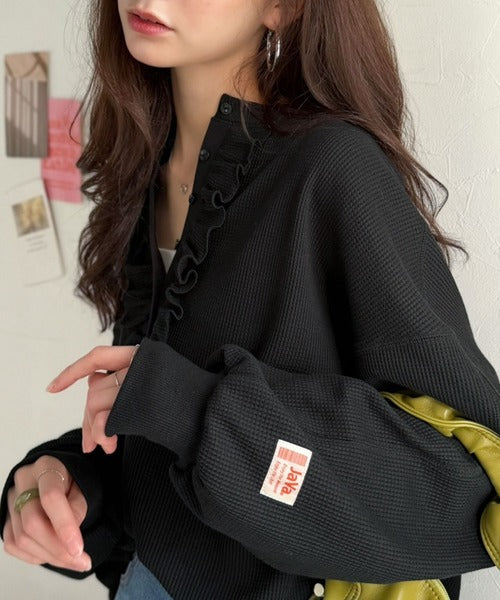 《JaVaジャバコラボ》ラフなのに、ほんのり甘い。ワッフルフリルヘンリーネックトップス（オーバーサイズ） jv1020409