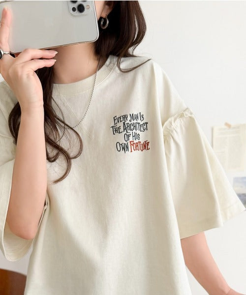 ほどよい甘さと抜け感を。大人かわいい綿100%袖フリル胸刺繍トップス(半袖) ce1020338