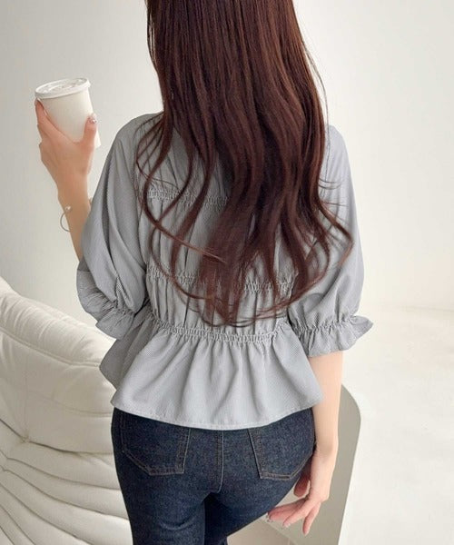 【mily bilet】甘さと上品さを兼ね備えた大人ガーリーな一枚♪ 配色襟シャーリングペプラムシャツ（半袖） mi1139107