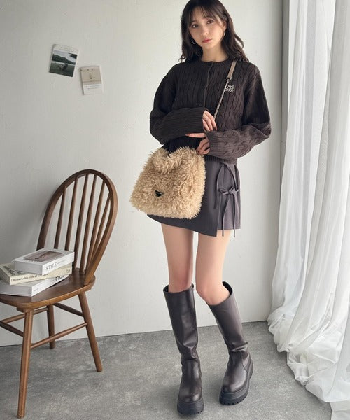 【mily bilet】ふわふわ感と高級感で、季節のおしゃれを格上げ。ロゴプレート使いプードルファーラウンドバッグ mi1179060