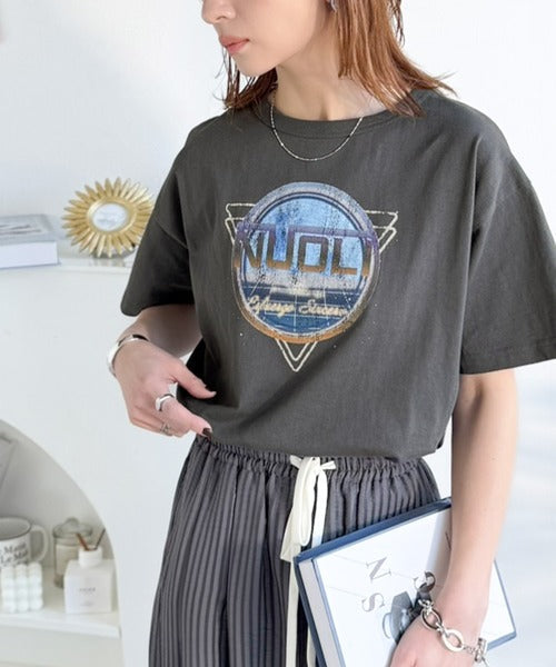 《JaVaジャバコラボ》遊びと余裕をこの1枚で。コットン100％コンパクトグラフィックロゴTEE（半袖） jv1050367
