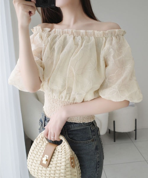【mily bilet】あなたのスタイルにさらなる魅力をプラス。オフショル2WAY花柄コード刺繍バックリボンブラウス mi1139077