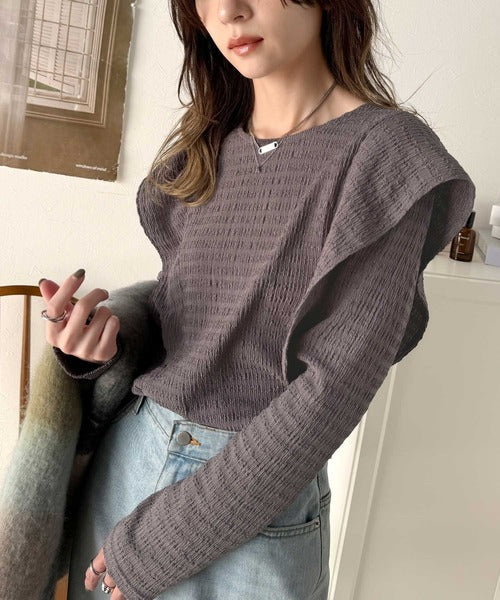 女性らしさとスタイリッシュさを演出する、ジャガード素材ラッフルフリルショルダープルオーバー ce1010347