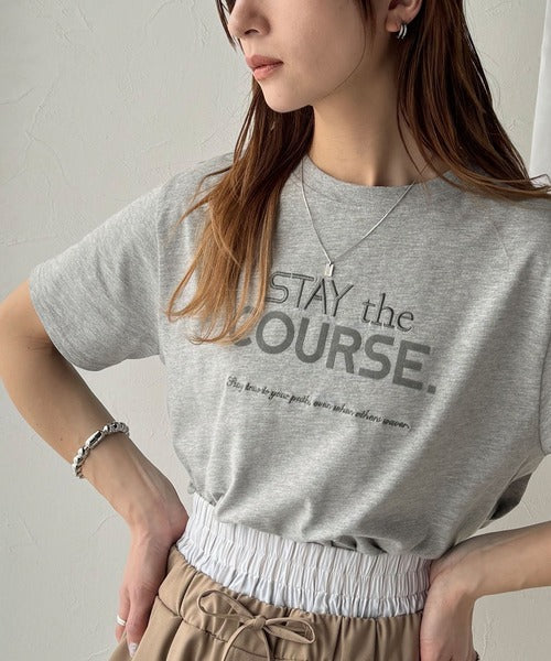 【sustaina+】シンプルなのに格上げ感抜群。オーガニックコットン100%前後2wayロゴ刺繍＆フロッキーTシャツ(半袖) ce1260399