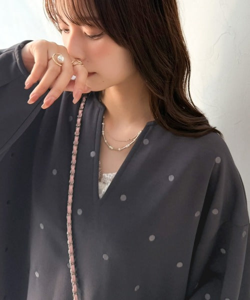 【Classical Evon】甘さ抑えて品よく映える。ドット刺繍袖ぽわんキーネックロンTEE（長袖） ev1260616