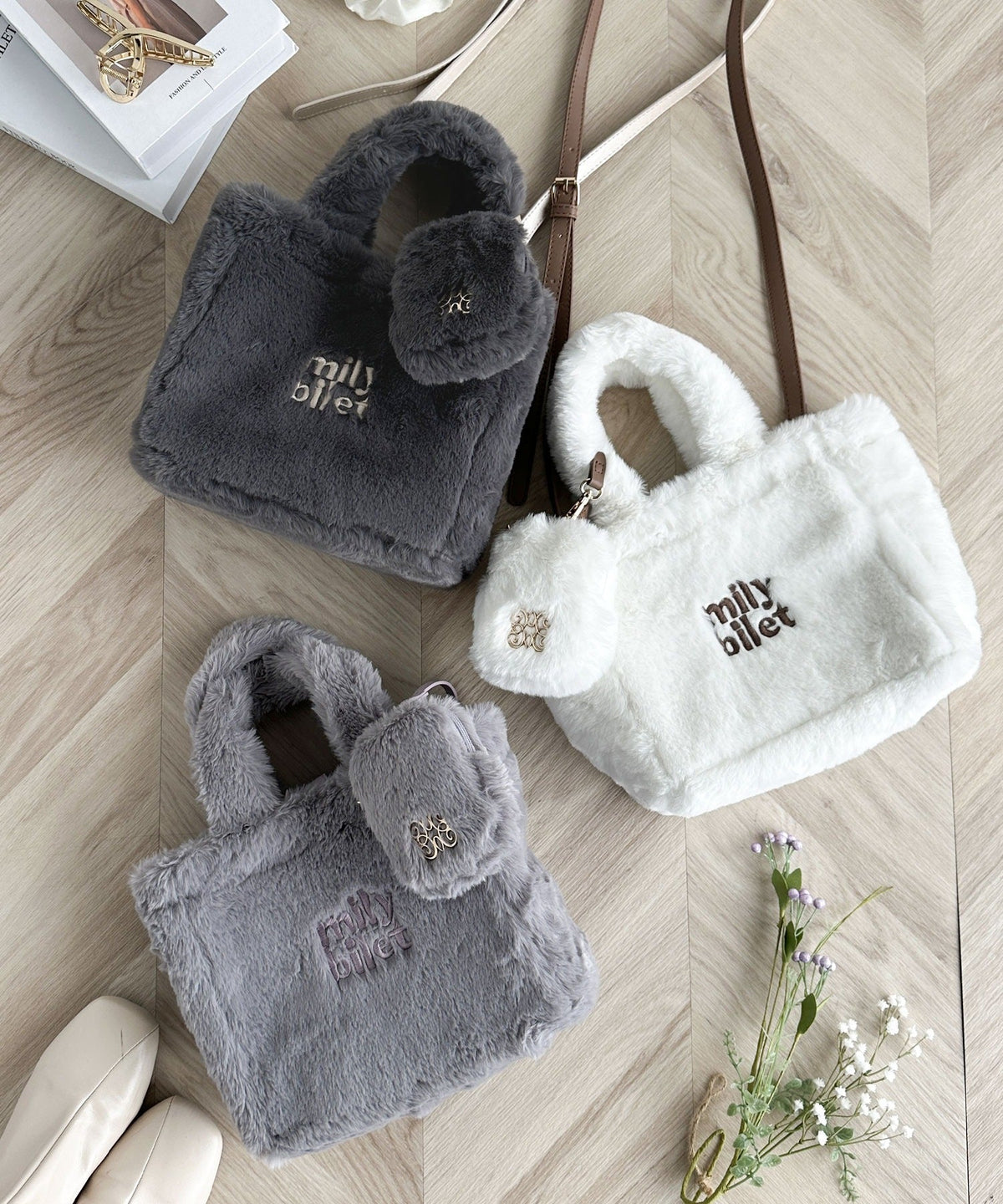 【mily bilet】ふわふわのファーで魅了する。ミニポーチ付きロゴ刺繍ファーショルダーバッグ mi1159036
