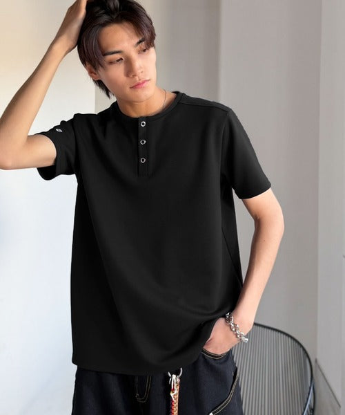 【接触冷感機能付き】肩切り替えショート丈ダンボール素材ヘンリーネックTシャツ／Shoulder Panel Cropped Double-Knit Henley T-Shirt co1010056