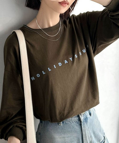 大人の上品カジュアルを楽しむ。ゆったりシルエット 綿100％シルケット風シンプル英字ロゴTシャツ（長袖） ce1330048
