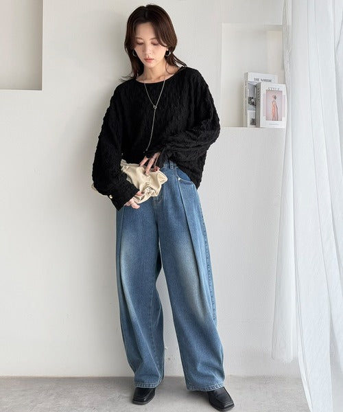 甘さは素材に、こなれ感はシルエットに。シャーリングジャガード素材ボリュームスリーブ袖ボタン使いコクーンシルエットプルオーバー（長袖） ce1050410