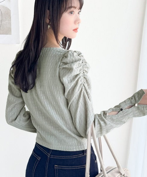 【mily bilet】カジュアルな大人ガーリーテイスト。シャーリング使い膨れジャガード袖ボタンVネックカットソー(長袖） mi1359012