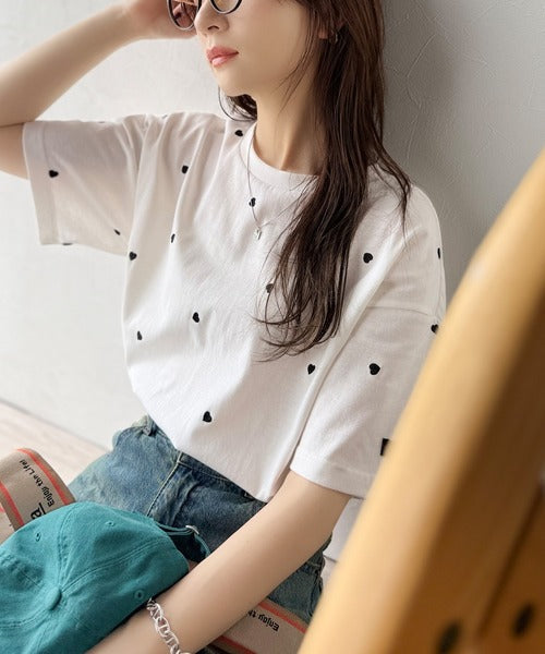 《JaVaジャバコラボ》春夏のカジュアルに、大人の“可愛い”をプラス。ミニハート刺繍Tシャツ（半袖） jv1010470