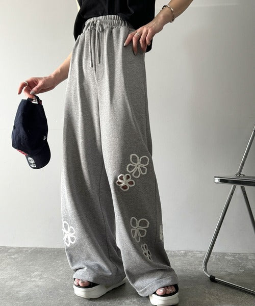大人の遊び心が光る。フラワーサガラ刺繍くり抜き裏毛スウェットワイドパンツ ce1260424