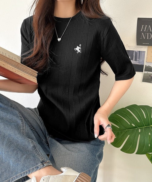品よく、すっと、毎日に馴染む。オーガニックコットンランダムリブ胸元刺繍Tシャツ（半袖） ce1260538