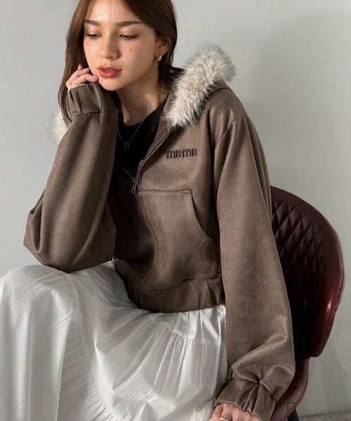 【mily bilet】ふわっと華やか、羽織って甘辛♪フードファー付きスエードポンチパーカー（ショート丈） mi1359029