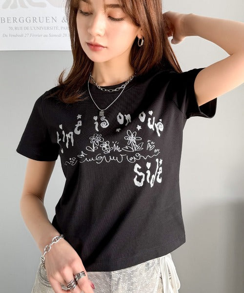 【mily bilet】大人の上品グラフティ。ハンドペイントライクシルバープリントコンパクトTシャツ mi1329023