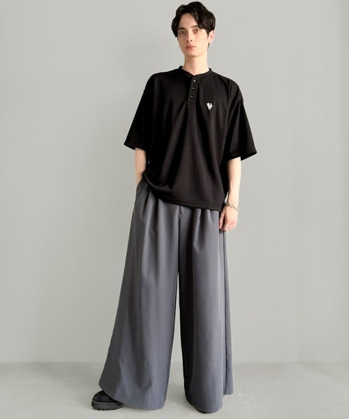 「大人びた遊び心。」刺繍入りハイクオリティダブルフェイス素材バンドカラーポロシャツ／Embroidered High-Quality Double Face Band Collar Polo co1150027