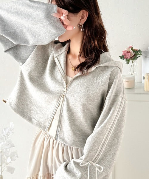 【mily bilet】大人のこなれ感が魅力。胸刺繍ダブルジップクロップドダンボールパーカー(ショート丈) mi1329011