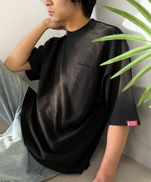 《JaVaジャバコラボ》唯一無二のヴィンテージ感。オーバーサイズシルエットのスプレーダイポケットTシャツ（半袖） jv1020359