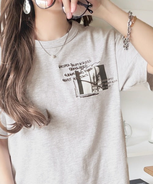ラフでも品格、シンプルでも存在感。オーガニックコットン混 綿100％ グラフィック飛び刺繍フォトTシャツ（半袖） ce1260537