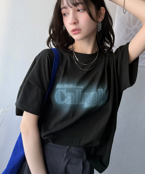 1枚で着映える。平和グラフィックスプレー風ロゴ半袖Tシャツ(オーバーサイズ） ce1050270