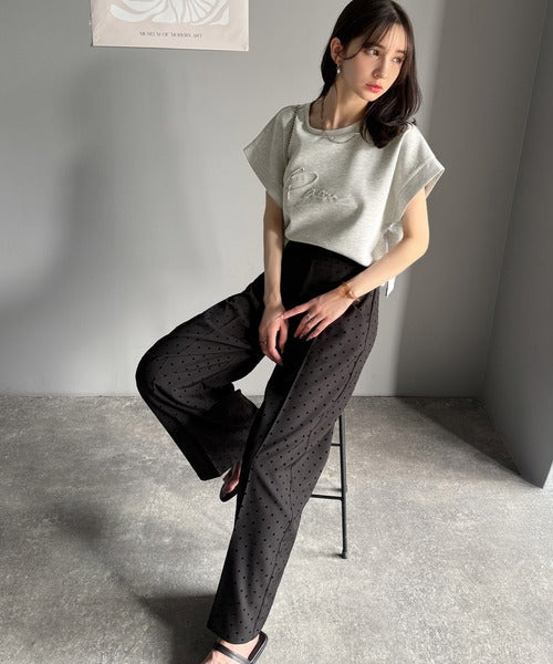 《JaVaジャバコラボ》上品な大人の抜け感。フロントPAEANエンボス加工半袖Tシャツ（ロゴ） jv1260427