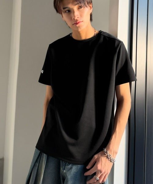 【接触冷感機能付き】肩切り替え袖刺繍ショート丈ダンボール素材Tシャツ／Shoulder Panel Cropped Double-Knit T-Shirt co1010055