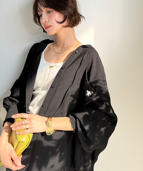 【接触冷感機能付き】冷感＆シアー素材で涼しく彩る。胸刺繍フード付きシアーシャツ（長袖） ce1070209