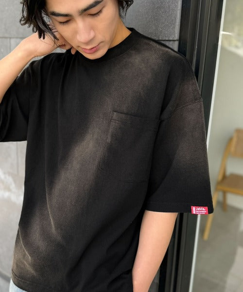 《JaVaジャバコラボ》唯一無二のヴィンテージ感。オーバーサイズシルエットのスプレーダイポケットTシャツ（半袖） jv1020359