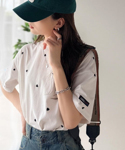 《JaVaジャバコラボ》春夏のカジュアルに、大人の“可愛い”をプラス。ミニハート刺繍Tシャツ（半袖） jv1010470
