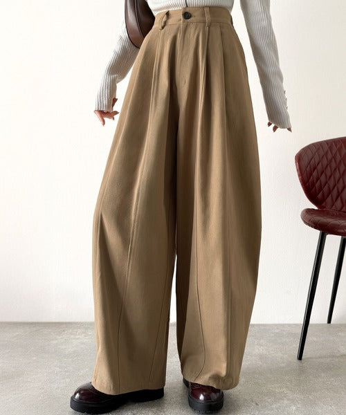 《JaVaジャバコラボ》カーブで魅せる、抜け感シルエット。綿100％コットンツイルバレルレッグタックパンツ jv1240111