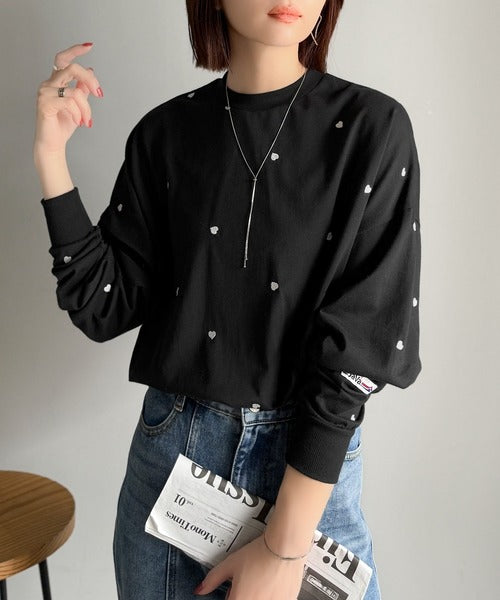《JaVaジャバコラボ》“可愛い”がさりげなく溶け込む。袖ネーム付きミニハート総刺繍Tシャツ(長袖) jv1010498