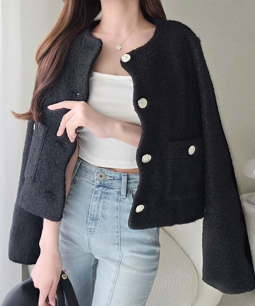 【mily bilet】上品フェミニンの代表格♪触り心地に遊び心あり。ゴールドボタン ウェーブノーカラージャケット mi1019156