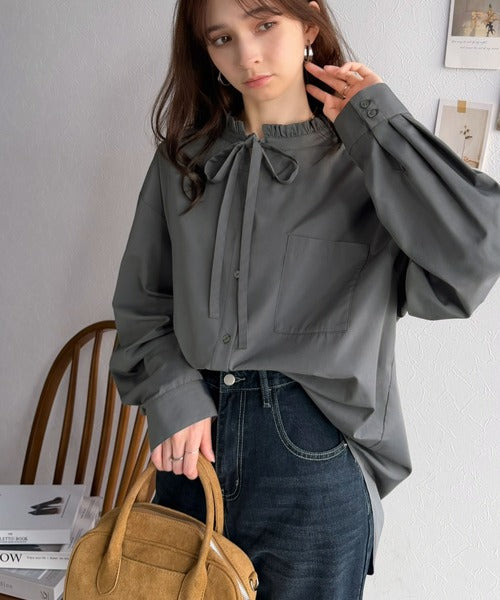 【防シワ機能付き】華やかフリルで印象チェンジ。前後2WAYで楽しむ、襟フリルリボンシャツ(長袖) ce1025024