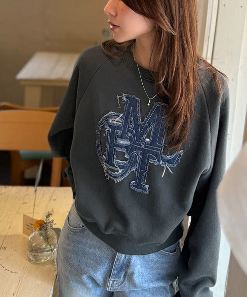【mily bilet】ディティールの遊び心に一目ぼれ。デニムフリンジワッペン裏起毛ショート丈プルオーバー mi1329066