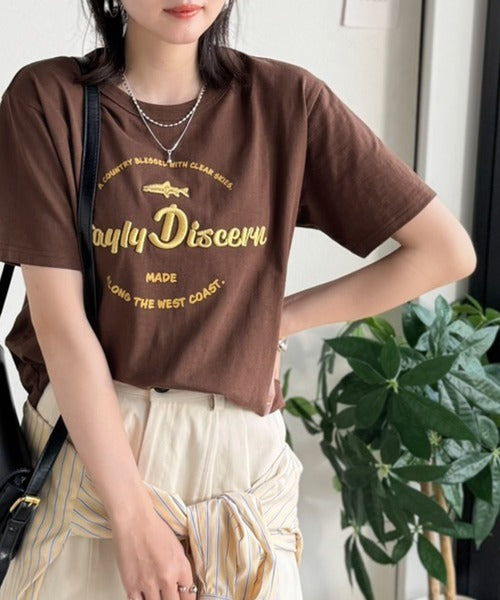 《JaVaジャバコラボ》刺繍とプリントが織りなす唯一無二のデザイン。綿100％おさかな刺繍Tシャツ jv1050359