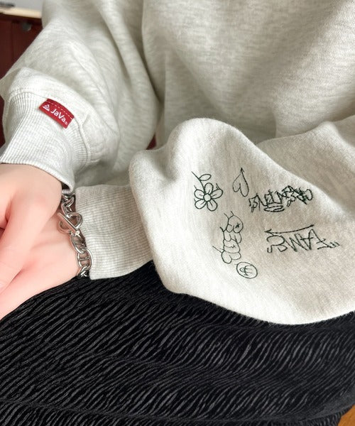 《Javaジャバコラボ》トレンド感抜群！カレッジロゴ＆手書き風刺繍裏起毛スウェット jv1330002