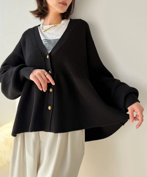 【Classical Evon】ペプラムで叶える、大人の華やぎ。ワッフル編み切り替えペプラムニットカーディガン（長袖） ev1420003