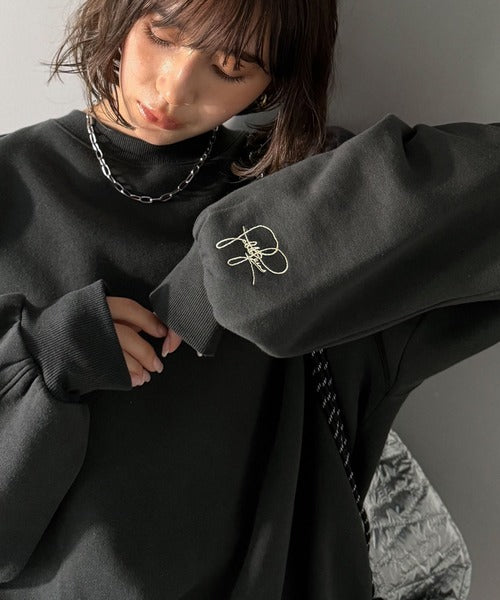 袖先のさりげない刺繍がアクセント。サインロゴ刺繍裏起毛スウェット ce1260464