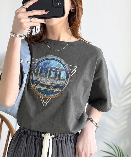 《JaVaジャバコラボ》遊びと余裕をこの1枚で。コットン100％コンパクトグラフィックロゴTEE（半袖） jv1050367
