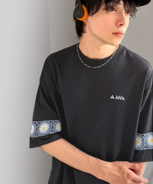 《JaVaジャバコラボ》袖先に遊びと清涼感を。袖クロシェ編み 配色切り替えデザインTシャツ jo1150094
