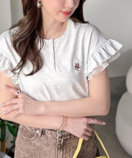 【mily bilet】ふわっと華やか、でも凛と。袖フリルコンパクトTシャツ mi1329092