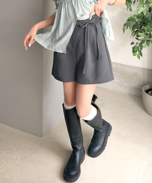 【mily bilet】シンプルじゃない、“ちょうどいい洒落感”。ウエストリボン付きハイウエストショートパンツ mi1329103