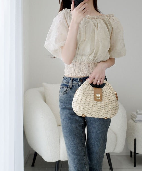 【mily bilet】あなたのスタイルにさらなる魅力をプラス。オフショル2WAY花柄コード刺繍バックリボンブラウス mi1139077