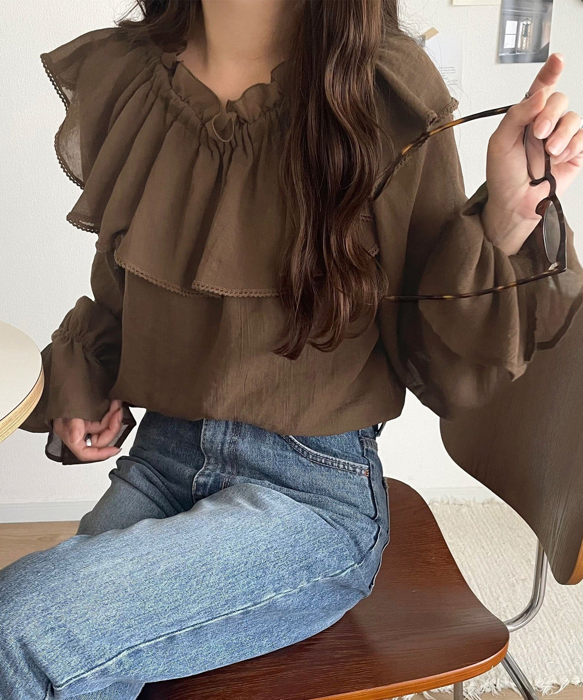 【mily bilet】ふんわりシルエットが魅せる、上品フェミニンスタイル。前後2WAYピコレース使いフリル襟コットンボイルブラウス mi1019099