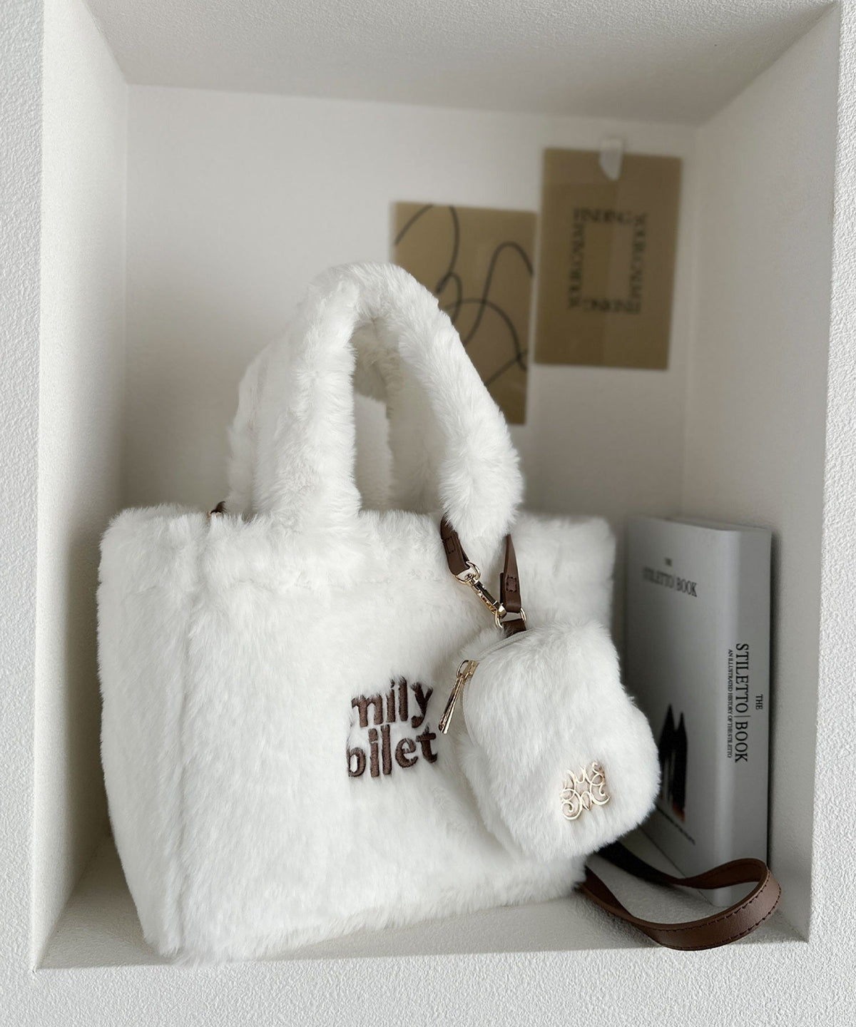 【mily bilet】ふわふわのファーで魅了する。ミニポーチ付きロゴ刺繍ファーショルダーバッグ mi1159036